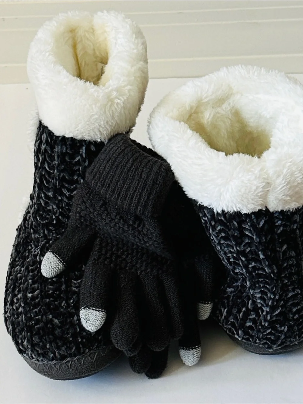 Source Unknown Black Knit Ankle Booties with Cream Faux-Sherpa Cuff